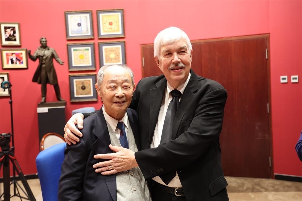 費(fèi)城交響樂(lè)團(tuán)小提琴演奏家戴維·布斯與原中央樂(lè)團(tuán)小提琴演奏家朱信人50年后再相聚。