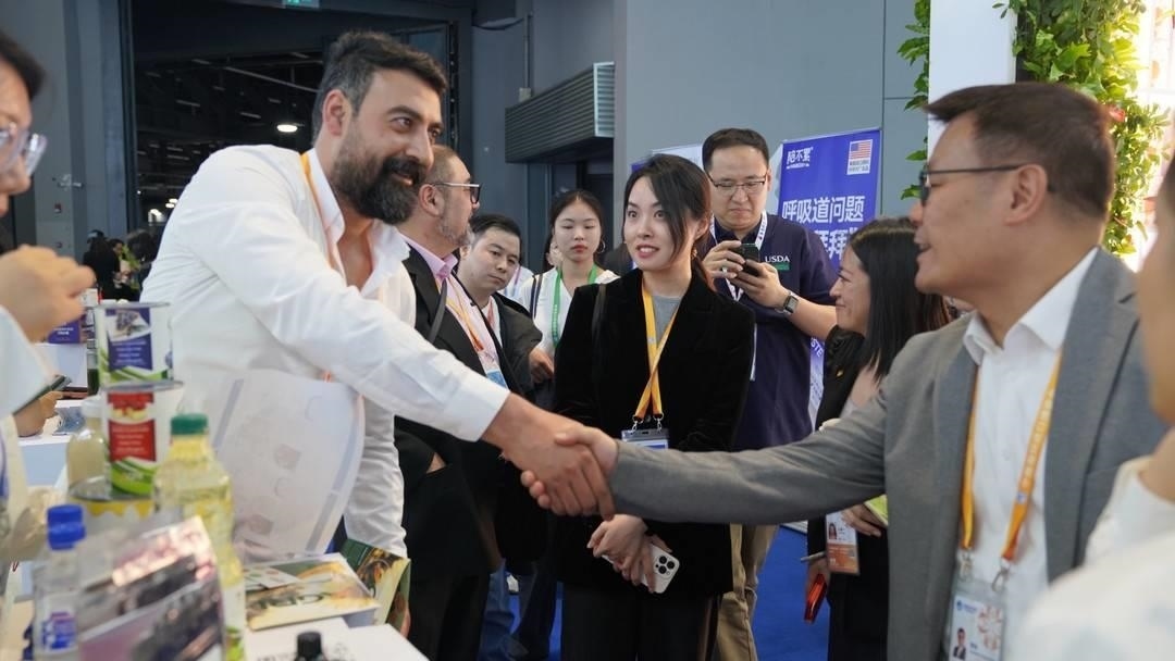 第六屆進(jìn)博會(huì)上，國(guó)內(nèi)一家超市行業(yè)的客商與來(lái)自美國(guó)佐治亞州的企業(yè)展商達(dá)成初步合作意向。