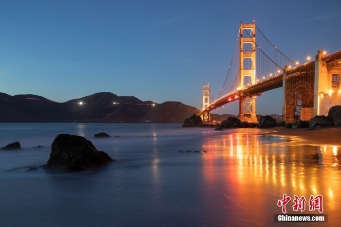 當(dāng)?shù)貢r間10月29日，美國舊金山金門大橋在海浪和夜色的襯托下美如一幅畫。<a target='_blank' href='/'><p class=
