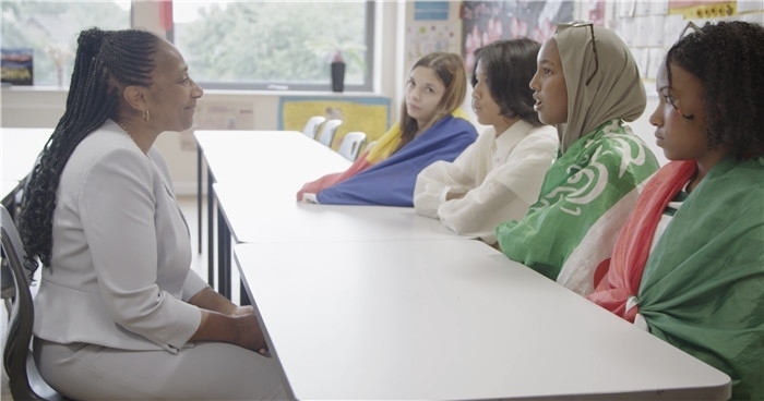 瓊·戴嵐與學(xué)生交流。帕特里克·謝德-西蒙茲攝