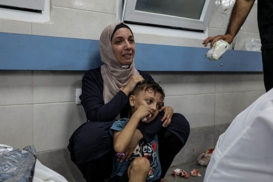 11月3日，人們在加沙城希法醫(yī)院接受治療。新華社發(fā)