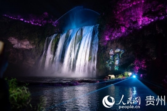 光影中的黃果樹(shù)大瀑布。人民網(wǎng) 陽(yáng)茜攝