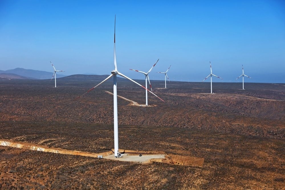 這是2023年2月14日拍攝的位于智利中部沿海的蓬塔謝拉風電場。蓬塔謝拉風電場是中國在智利投資建設(shè)的首個風電場，2018年正式投產(chǎn)發(fā)電，可滿足13萬戶家庭的用電需求，同時每年還能減少15.7萬噸碳排放。