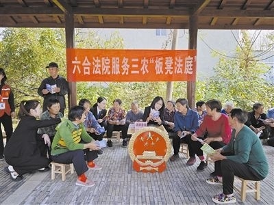  圖③：干警向附近農(nóng)戶解讀相關(guān)法律法規(guī)。