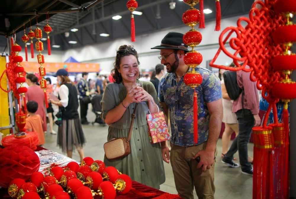 2023年1月21日，在新西蘭奧克蘭舉行的迎接中國農(nóng)歷春節(jié)活動上，人們購買新春裝飾品。這個活動吸引當?shù)厣先f名各族裔民眾聚集一起，共迎中國春節(jié)。
