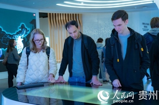 在國(guó)家大數(shù)據(jù)（貴州）綜合試驗(yàn)區(qū)交流體驗(yàn)中心，歐亞國(guó)家記者體驗(yàn)貴州大數(shù)據(jù)應(yīng)用場(chǎng)景。人民網(wǎng) 陽(yáng)茜攝