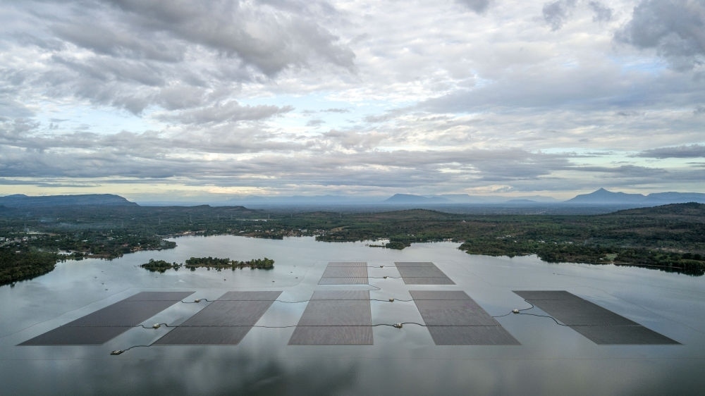 這是2022年12月8日在泰國烏汶府詩琳通水庫拍攝的浮體光伏項目（無人機照片）。中泰兩國聯(lián)合修建的浮體光伏項目2021年10月投入商業(yè)運營。中國制造的電池板不斷將日光轉(zhuǎn)化為清潔電能，輸送至當?shù)厍Ъ胰f戶。