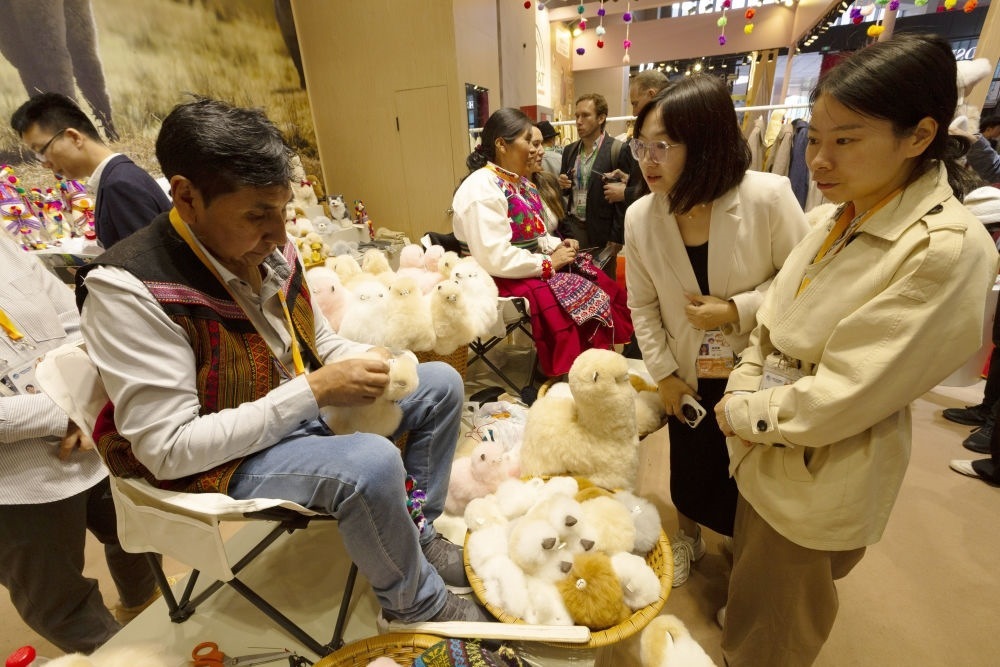 2023年11月7日，秘魯羊駝毛制品手藝人馬馬尼大叔在中國上海舉辦的第六屆進博會上展示羊駝玩偶制作工藝。秘魯特色羊駝毛制品連續(xù)六屆在進博會上亮相，收獲大量訂單。進博會大舞臺讓秘魯傳統(tǒng)手藝人有了更廣闊的發(fā)展空間。