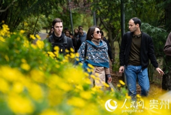 歐亞國(guó)家媒體記者走進(jìn)觀山湖公園。人民網(wǎng) 陽(yáng)茜攝