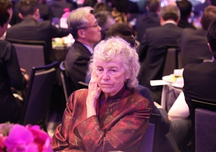 當?shù)貢r間11月15日晚，國家主席習近平在美國舊金山出席美國友好團體聯(lián)合舉行的歡迎宴會。在熱烈的掌聲中，習近平發(fā)表重要演講。圖為參加晚宴人士認真聆聽演講。人民日報記者 李志偉 攝