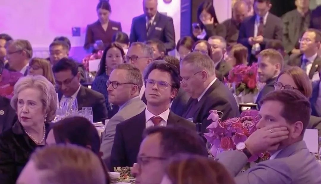 △當(dāng)?shù)貢r(shí)間11月15日晚，習(xí)近平主席在美國友好團(tuán)體聯(lián)合歡迎宴會(huì)上發(fā)表演講。圖為參加宴會(huì)的人士認(rèn)真聆聽演講。