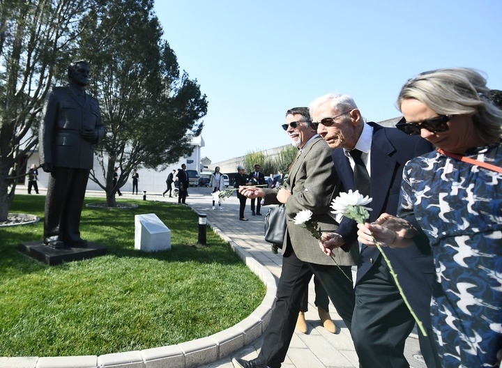 10月30日，在北京，飛虎隊老兵哈里·莫耶（中）向陳納德將軍雕像獻花。