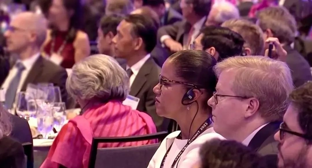 △參加宴會(huì)的人士認(rèn)真聆聽演講。