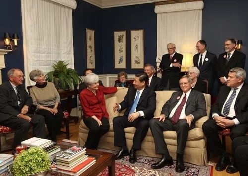 △2012年2月15日，習(xí)近平在前艾奧瓦州友好省州委員會(huì)委員蘭蒂夫人（左三）的家中回憶1985年訪問該地時(shí)的情景。