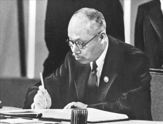 董必武在《聯(lián)合國憲章》上簽名。新華社發(fā)