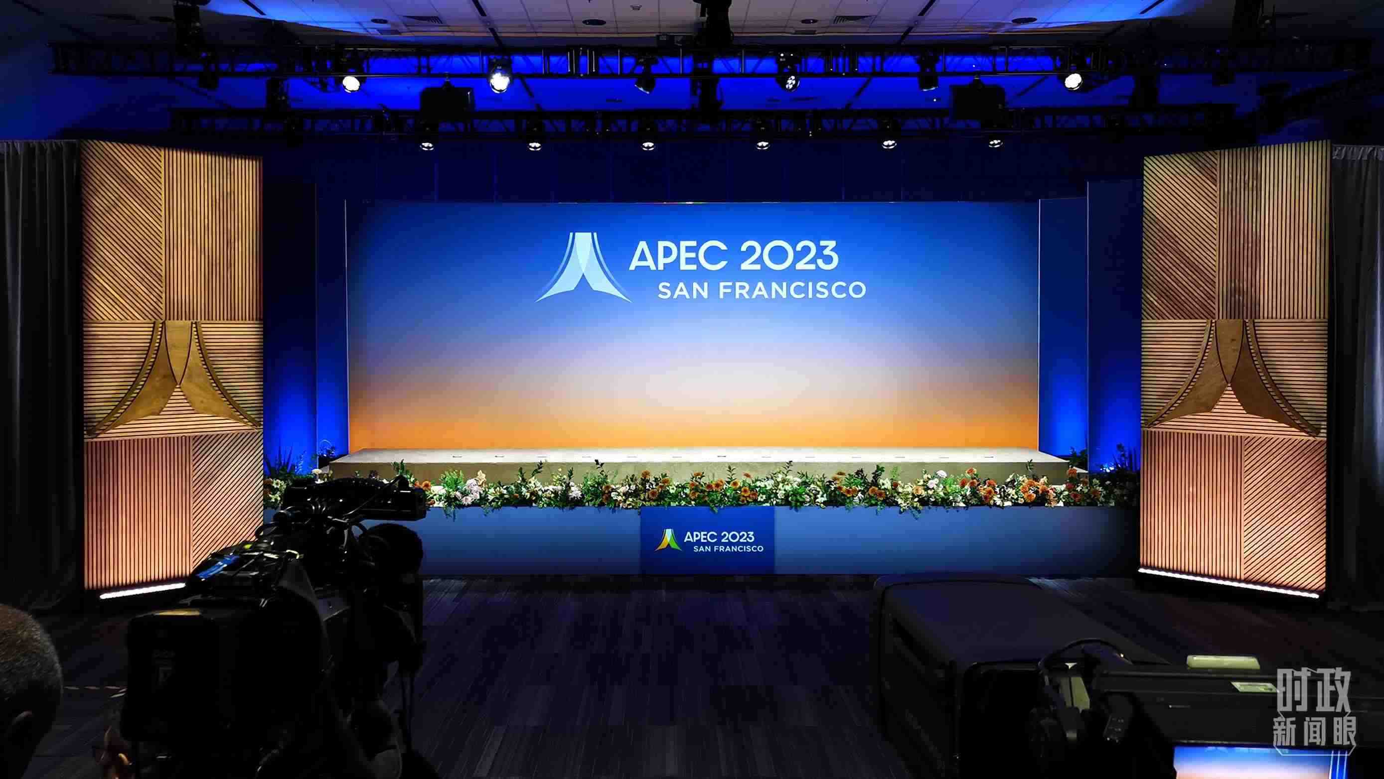 △16日，APEC領(lǐng)導(dǎo)人同東道主嘉賓在對(duì)話會(huì)前集體合影，圖為記者們?cè)诘却嫌伴_始。（總臺(tái)央視記者石偉明拍攝）