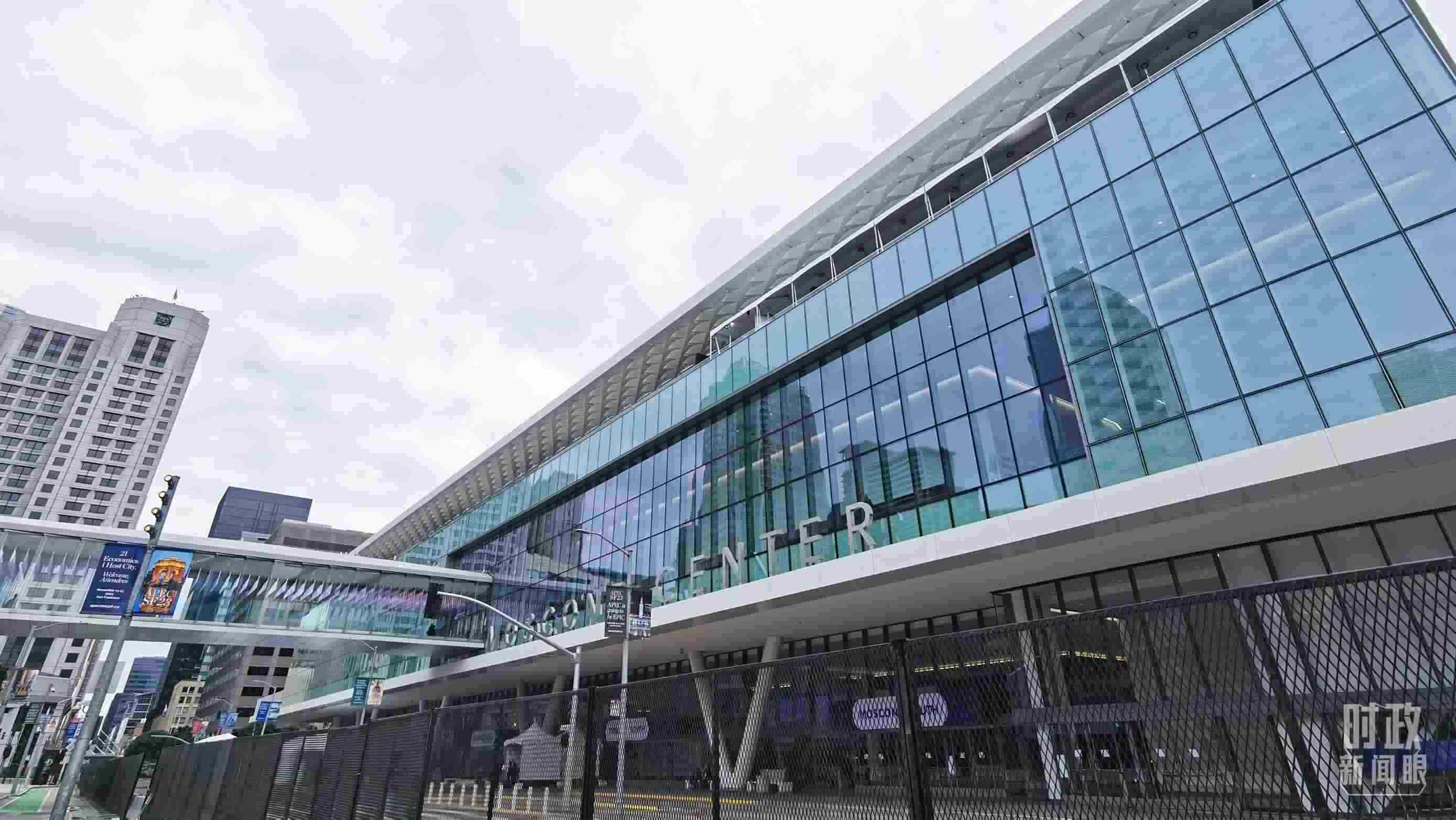 △美國(guó)舊金山，莫斯康中心，APEC第三十次領(lǐng)導(dǎo)人非正式會(huì)議在這里舉行。（總臺(tái)央視記者曹亞星拍攝）