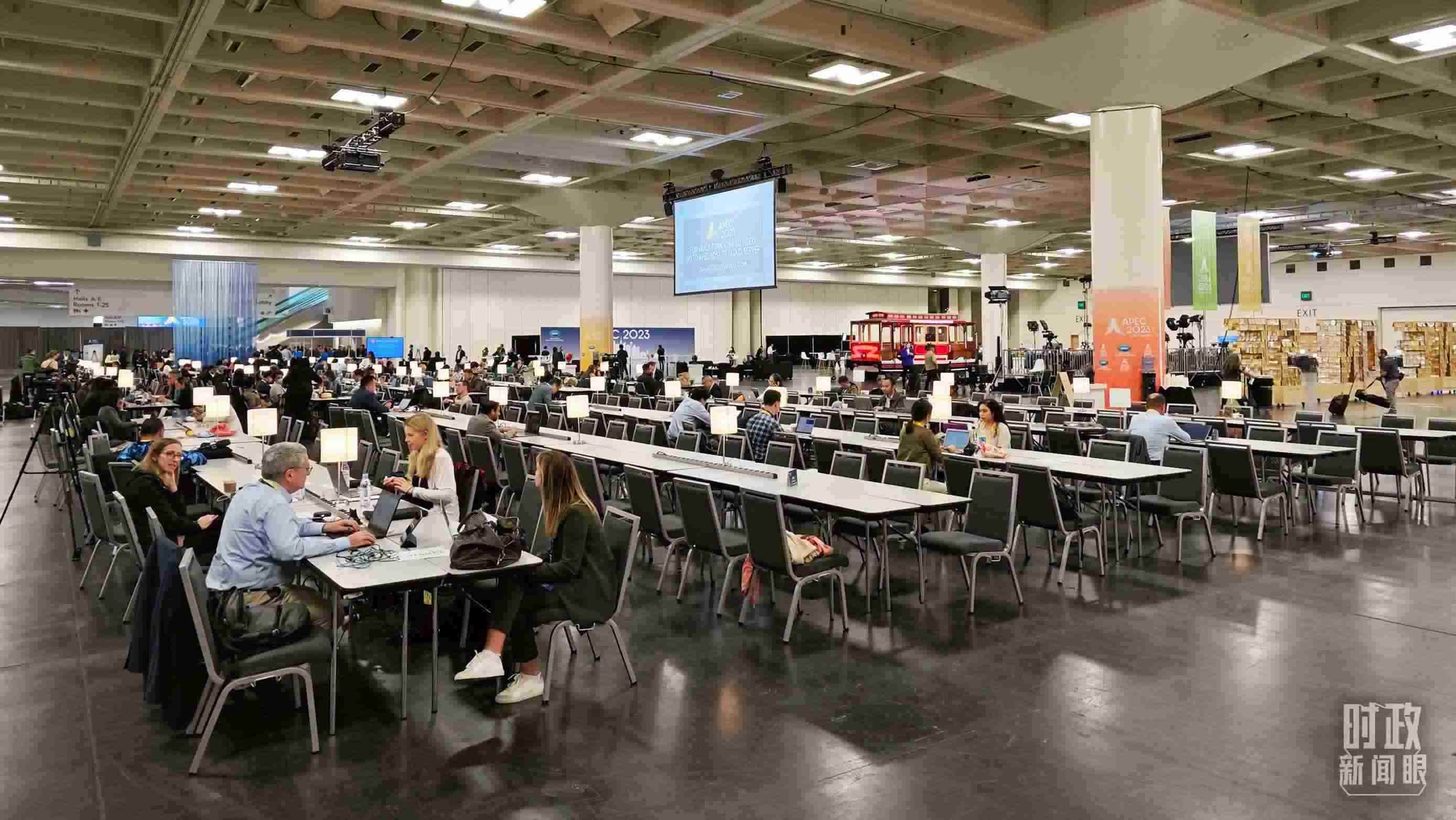 △APEC會(huì)議國(guó)際媒體中心，各國(guó)記者正在工作。（總臺(tái)央視記者王哈男拍攝）