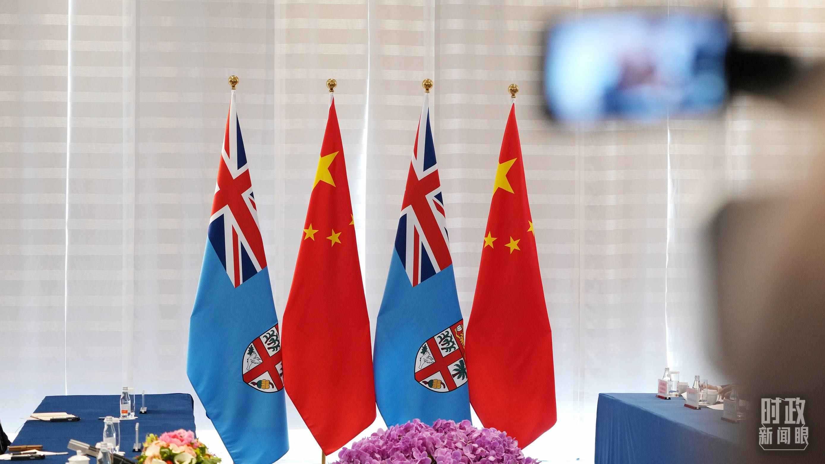 △會(huì)談現(xiàn)場(chǎng)的中斐兩國(guó)國(guó)旗。（總臺(tái)國(guó)廣記者李晉拍攝）