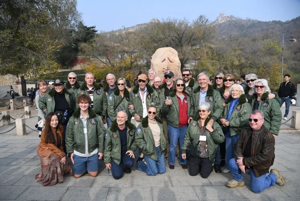 △2023年10月29日，飛虎隊(duì)老兵莫耶一行人在北京八達(dá)嶺長城合影留念。