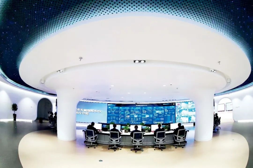 2021年2月2日，江西省撫州市東鄉(xiāng)區(qū)城市大腦指揮中心，工作人員通過城市大腦指揮平臺實時監(jiān)控、抓取、分析相關(guān)案件。