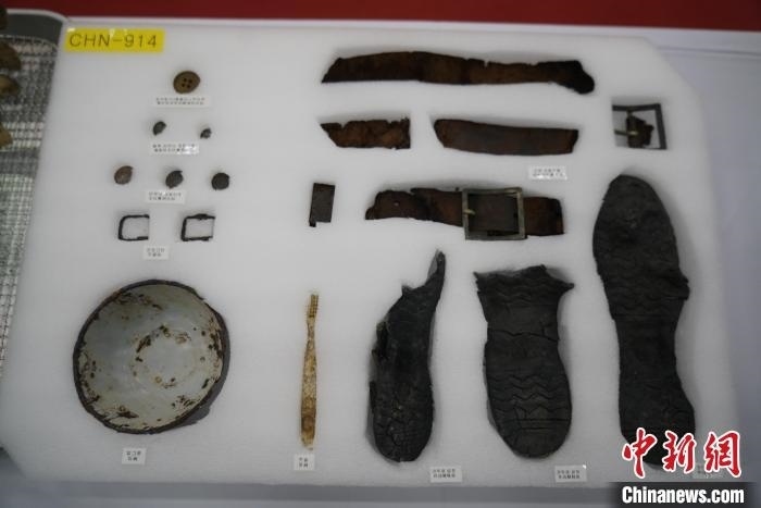 當(dāng)?shù)貢r間11月22日上午，第十批在韓中國人民志愿軍烈士遺骸裝殮儀式在韓國舉行。圖為裝殮儀式現(xiàn)場拍攝的部分志愿軍烈士遺物。中新社記者劉旭 攝