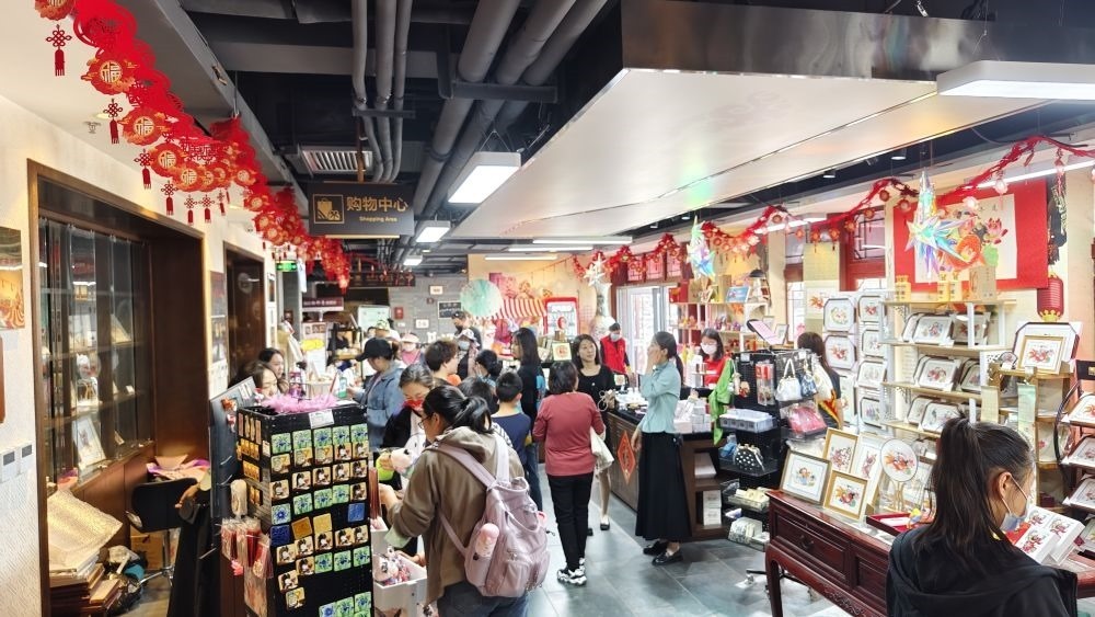 游客在天津市西青區(qū)楊柳青民俗文化館游覽。（新華社記者宋瑞 攝）