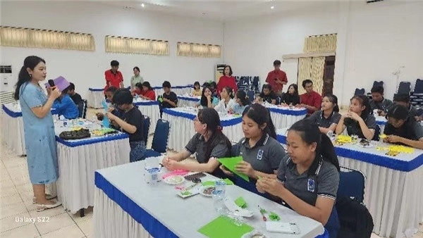 巴陵康孔子學(xué)院中方院長朱敏霞講解中國的二十四節(jié)氣。主辦方供圖