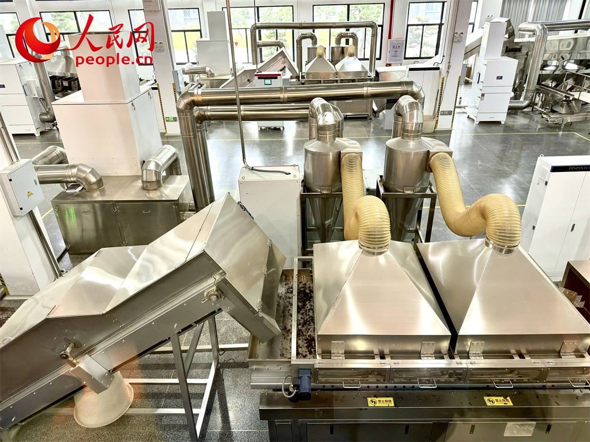 品品香白茶精制自動(dòng)化生產(chǎn)廠房。人民網(wǎng)記者 劉微攝