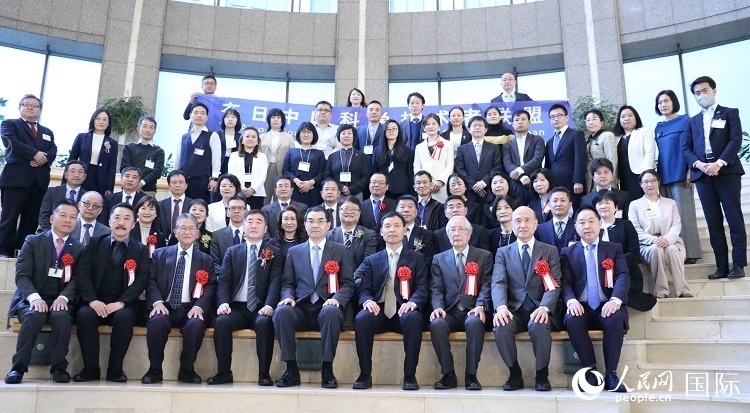 到場嘉賓與中國駐日本大使吳江浩合影留念。人民網 許可攝