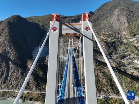 11月25日，列車通過麗香鐵路金沙江特大橋（無人機照片）。