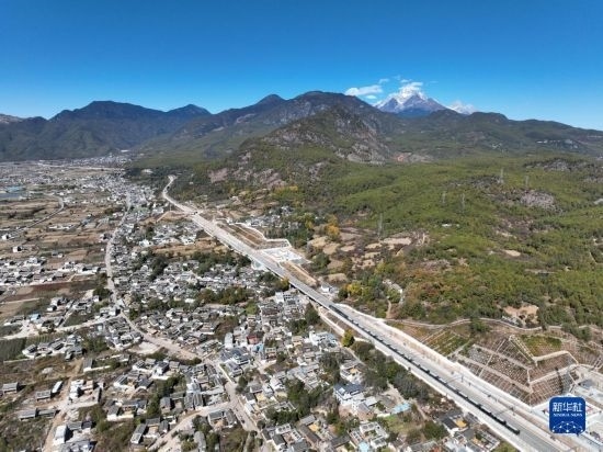 11月25日在麗江市境內(nèi)拍攝的即將開通的麗香鐵路（無人機照片）。