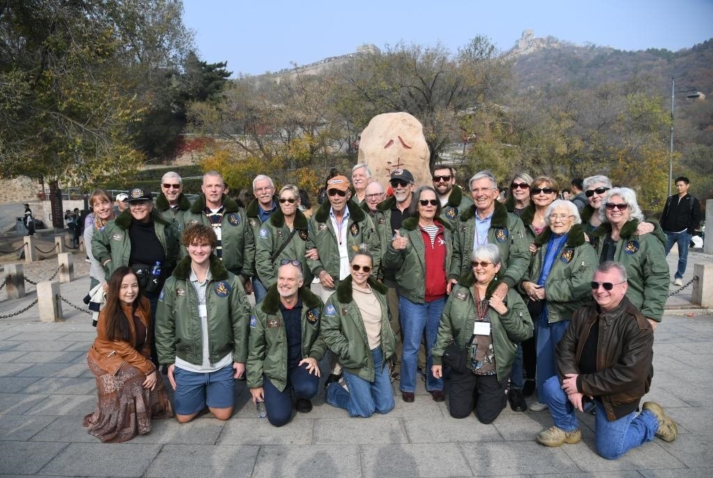 10月29日，飛虎隊(duì)老兵莫耶一行人在北京八達(dá)嶺長(zhǎng)城合影留念。當(dāng)日，美中航空遺產(chǎn)基金會(huì)訪華代表團(tuán)成員陸續(xù)抵達(dá)北京。新華社記者任超攝