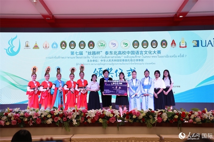 來(lái)自瑪哈沙拉坎大學(xué)的參賽隊(duì)伍榮獲一等獎(jiǎng)。人民網(wǎng)記者 孫廣勇攝