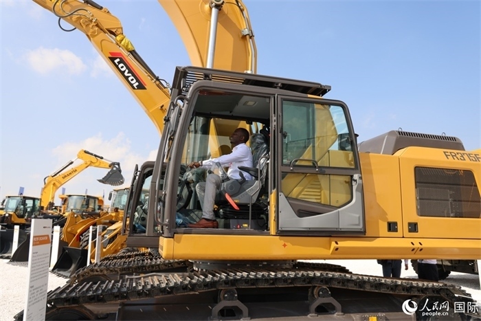 嘉賓參觀體驗山東重工產(chǎn)品。人民網(wǎng)記者 任皓宇攝