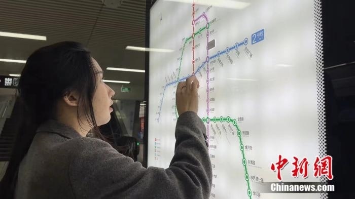 李佳夢正在坐地鐵。呂盛楠 攝