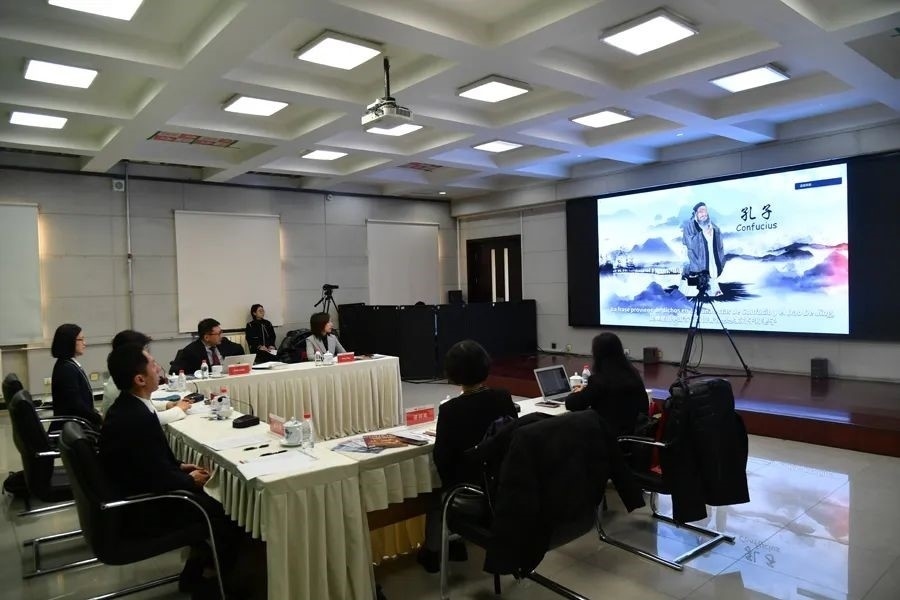 與會(huì)嘉賓觀看由美洲中心策劃制作的“一帶一路”主題視頻節(jié)目《習(xí)語用典——大道不孤 眾行致遠(yuǎn)》。