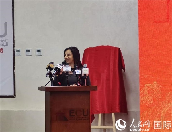 埃及中國(guó)大學(xué)副董事長(zhǎng)索娜塔致辭。人民網(wǎng)記者 沈小曉攝