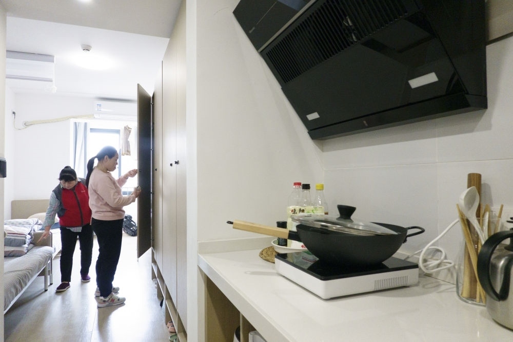 住戶在閔行區(qū)新時(shí)代城市建設(shè)者管理者之家收拾房間。