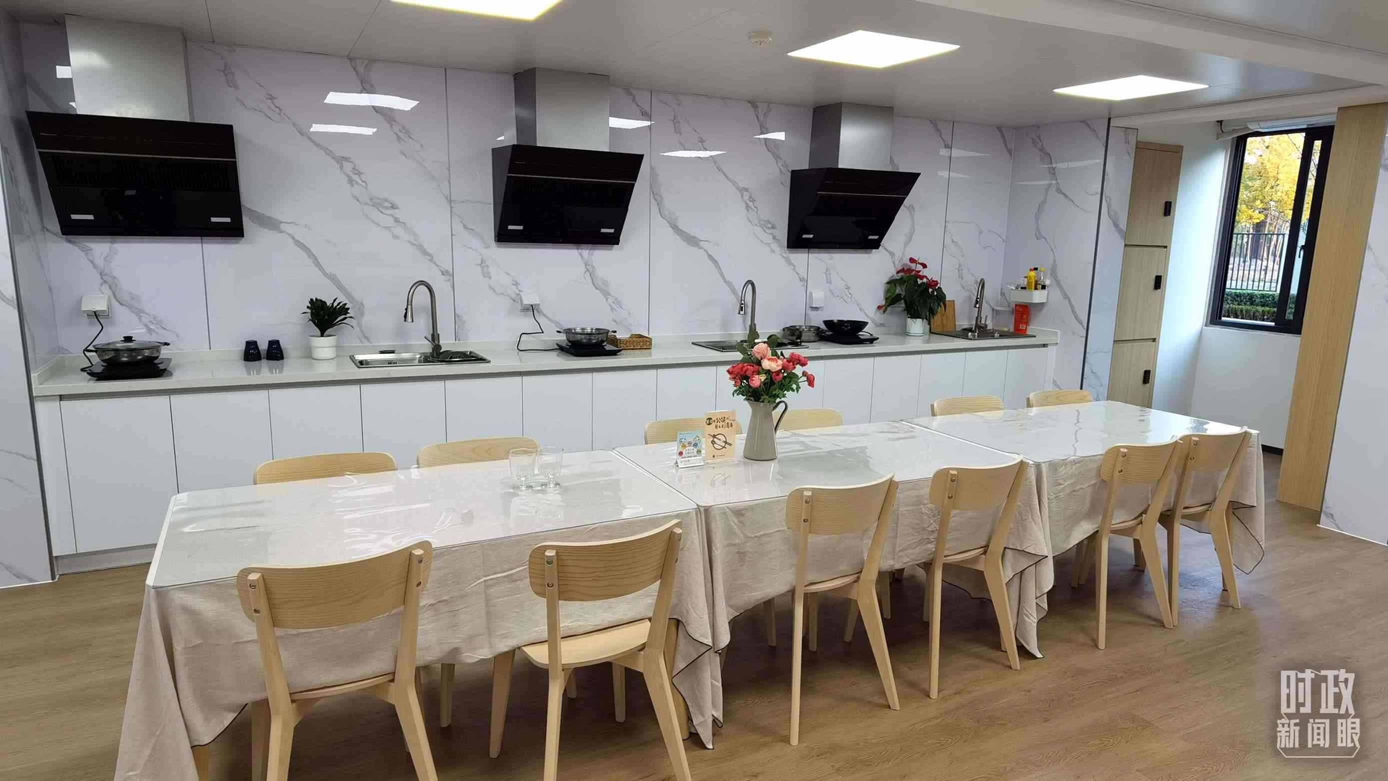 △閔行區(qū)新時(shí)代城市建設(shè)者管理者之家內(nèi)的共享廚房。（總臺(tái)央視記者郭鴻拍攝）