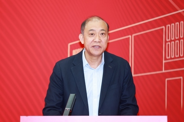 《教育踐悟錄》作者、中央財經(jīng)大學(xué)黨委書記何秀超。受訪者供圖