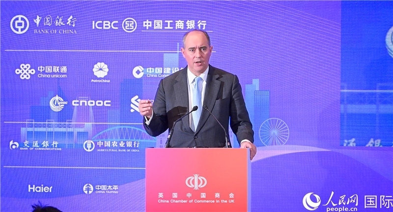 英國商業(yè)貿(mào)易部國務(wù)大臣（投資大臣）多米尼克·約翰遜與會(huì)。人民網(wǎng) 郭錦標(biāo)攝