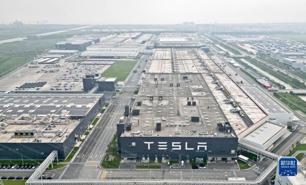 這是在中國(guó)（上海）自由貿(mào)易試驗(yàn)區(qū)臨港新片區(qū)拍攝的特斯拉上海超級(jí)工廠（2023年9月26日攝，無(wú)人機(jī)照片）。新華社記者 劉穎 攝