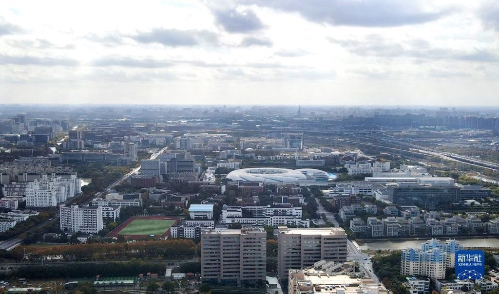 這是2023年11月25日在上海浦東新區(qū)張江科學(xué)城拍攝的形如鸚鵡螺的大科學(xué)裝置上海光源（中）（無(wú)人機(jī)照片）。新華社記者 方喆 攝