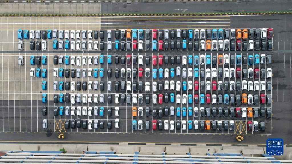 這是2023年7月9日在上海外高橋海通汽車(chē)碼頭拍攝的等待裝船運(yùn)往澳大利亞的上汽MG品牌汽車(chē)和新能源車(chē)（無(wú)人機(jī)照片）。新華社記者 方喆 攝