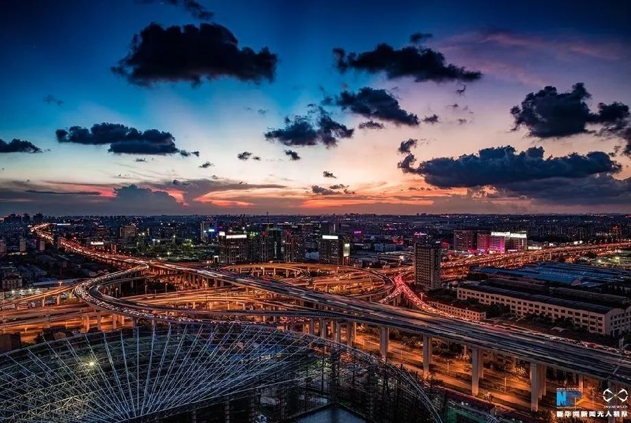 傍晚時刻的上海立交橋。新華網(wǎng)發(fā) 田橫 攝