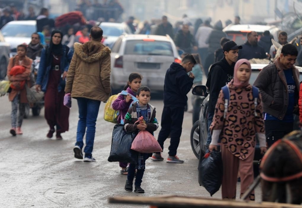 12月1日，在加沙地帶南部城市汗尤尼斯，人們?cè)谝攒娀謴?fù)軍事行動(dòng)后逃離家園。新華社發(fā)（亞西爾·庫迪攝）