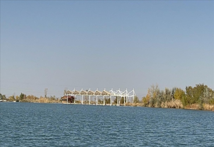 2023年11月1日，督察組拍攝到弱水花海景區(qū)建有人工湖及水上游樂設施。（中央第四生態(tài)環(huán)境保護督察組供圖）