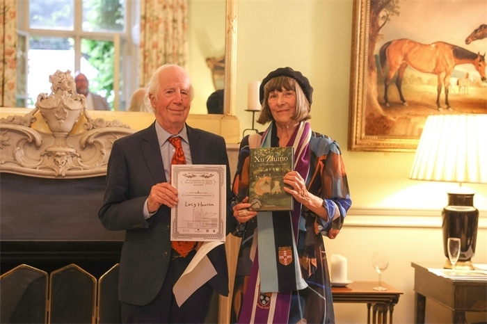 艾倫·麥克法蘭教授為漢密爾頓頒發(fā)文學類終身成就獎。雨珊攝