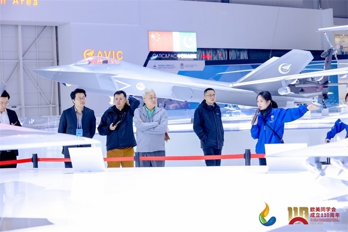 參會(huì)嘉賓和留學(xué)歸國(guó)人員參觀珠海太空中心。主辦方供圖